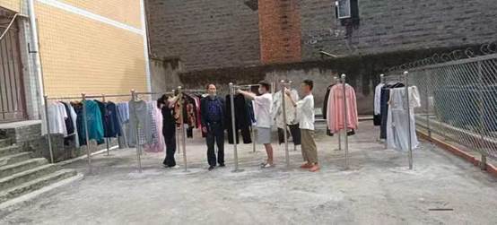 一群人站在建筑前 低可信度描述已自动生成