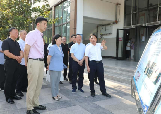 市委常委、统战部部长，市总工会主席王蔚荩一行来校调研督导食品安全“两个责任”落实工作